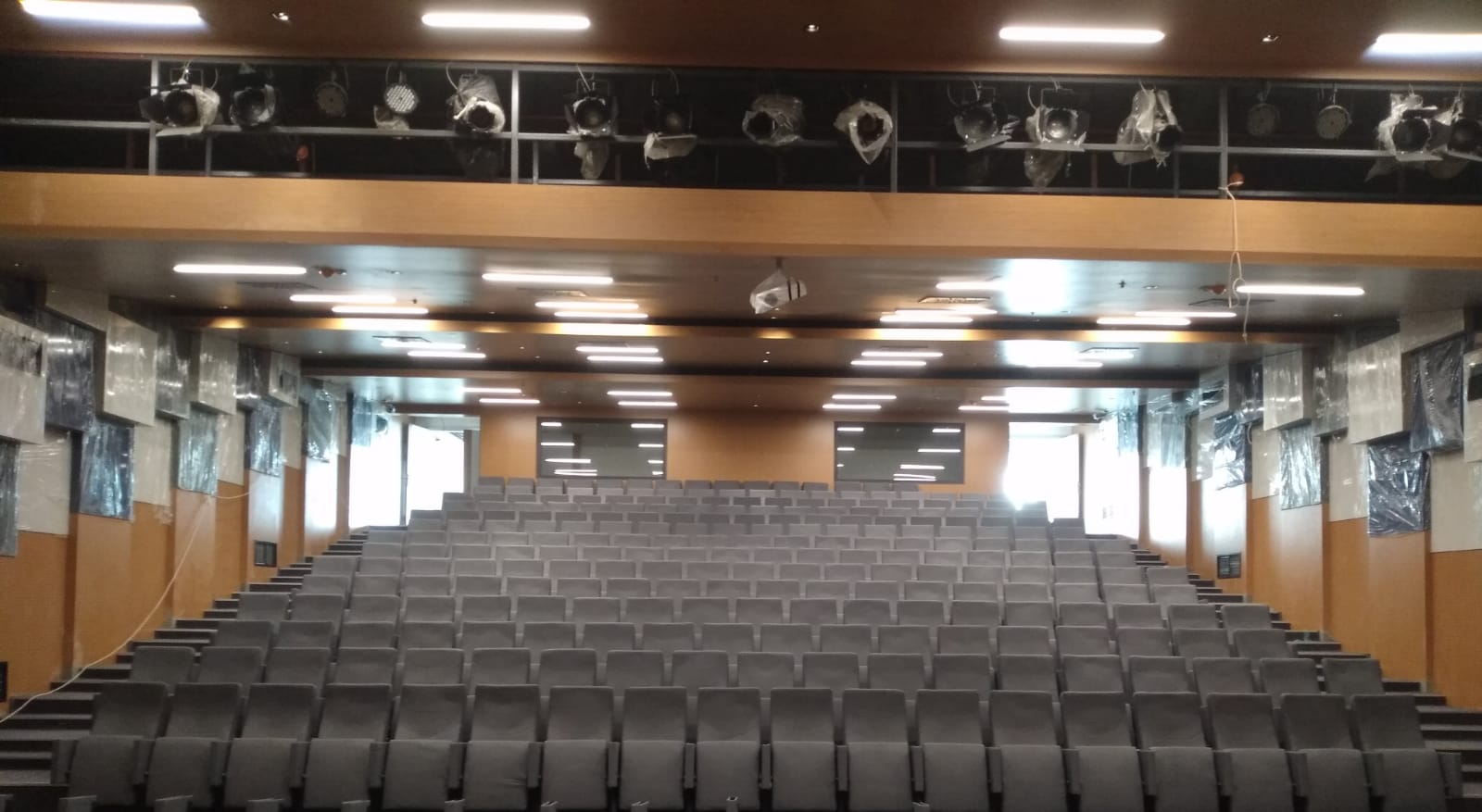 Karabağlar Belediyesi Tahsin Yazıcı Sosyal Tesisi - Star Hall Koltuk Referans